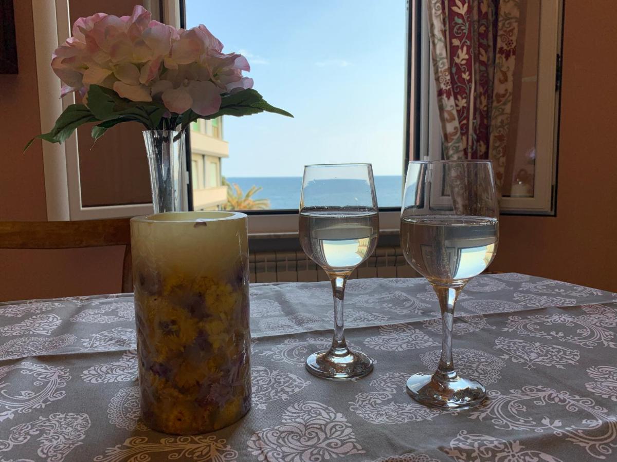 Апартаменты Le Finestre Sul Mare Альбиссола-Марина Экстерьер фото