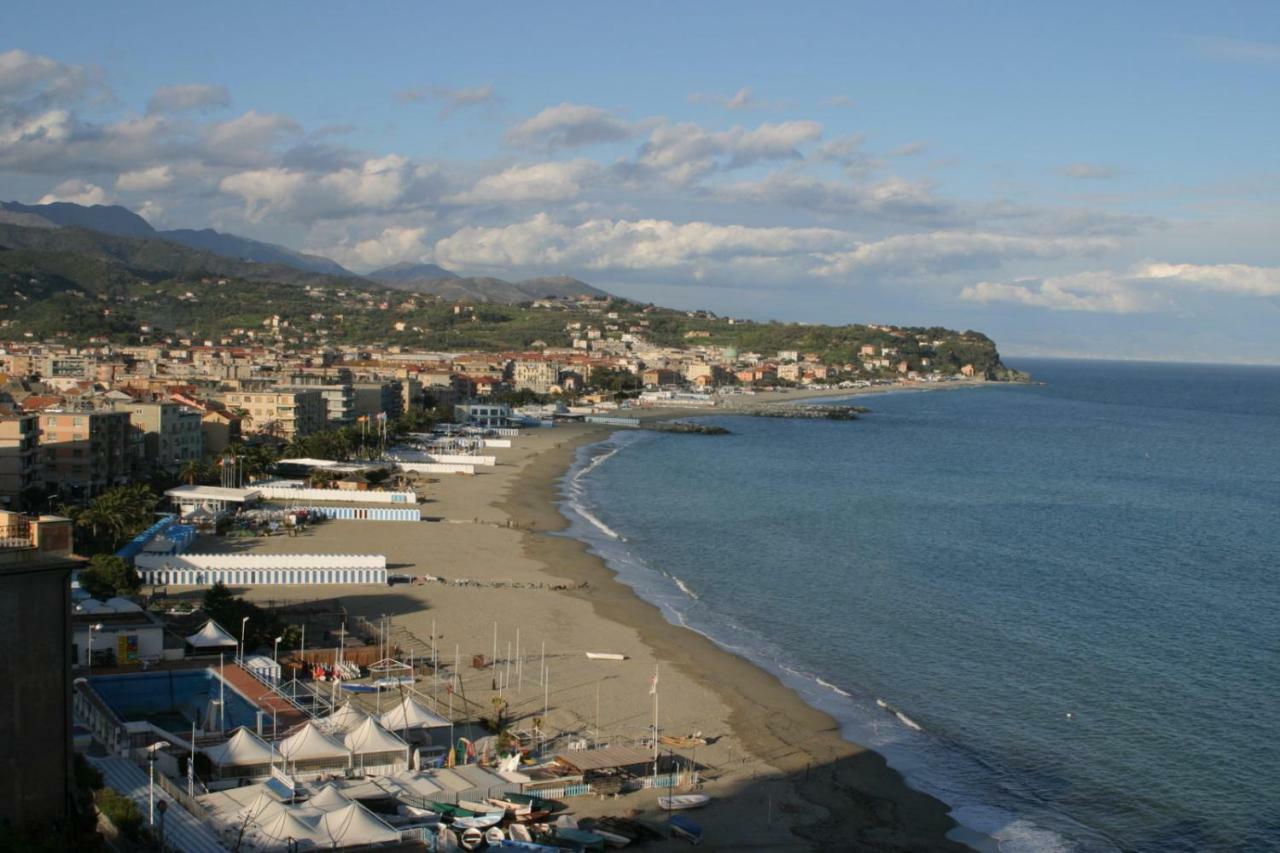 Апартаменты Le Finestre Sul Mare Альбиссола-Марина Экстерьер фото