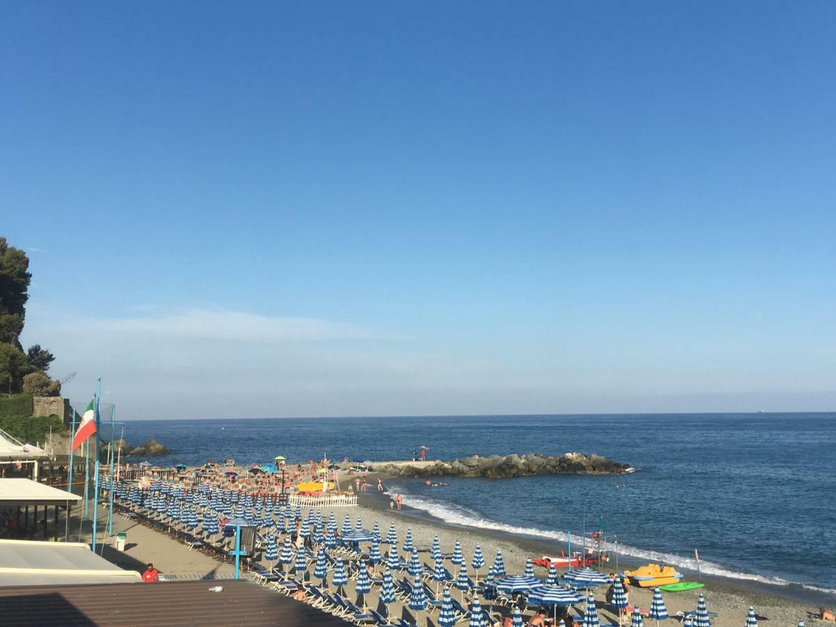 Апартаменты Le Finestre Sul Mare Альбиссола-Марина Экстерьер фото