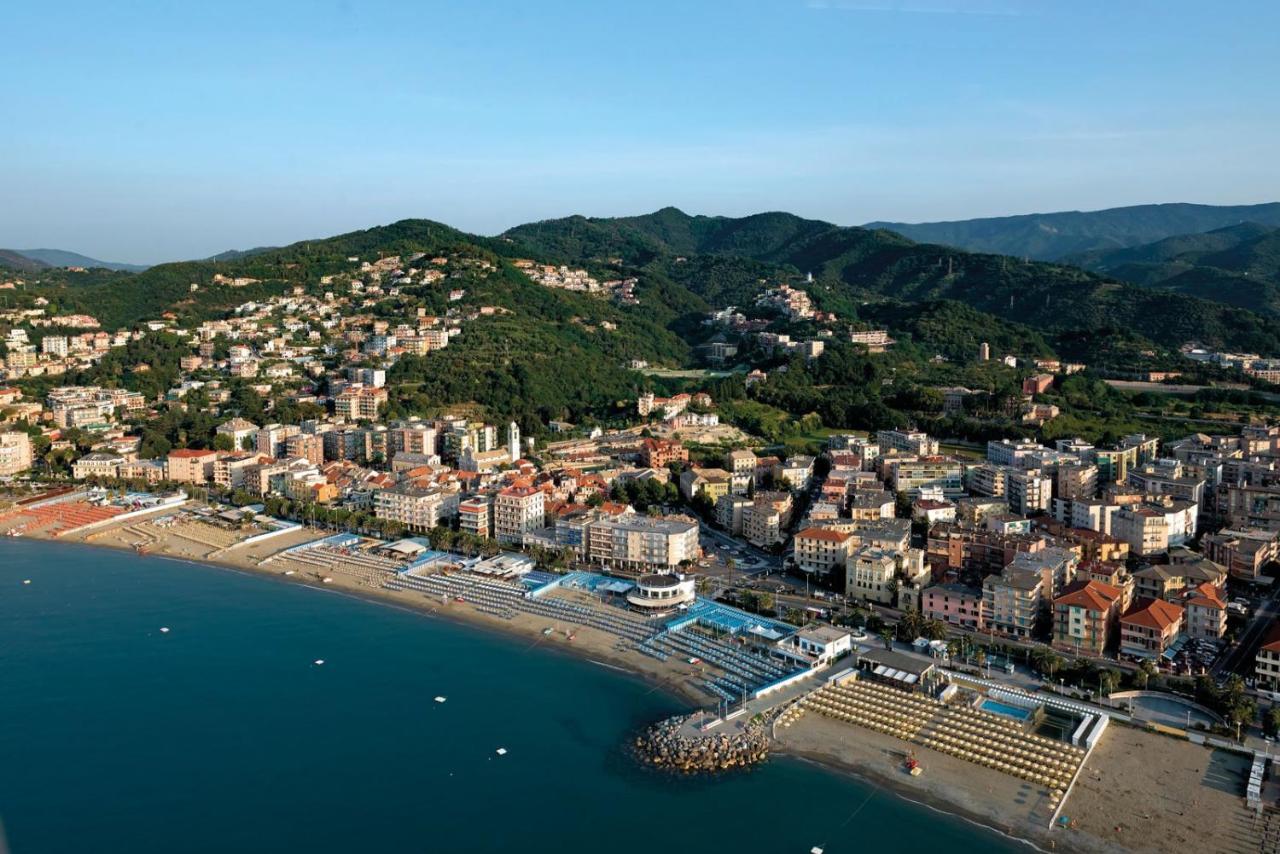 Апартаменты Le Finestre Sul Mare Альбиссола-Марина Экстерьер фото